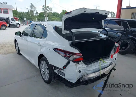 2021 Toyota Camry Le z USA, uszkodzony, nr VIN 4T1C11AK9MU584845